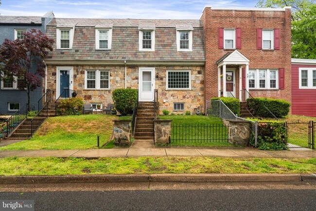 Building Photo - 16 E Linden St Rental
