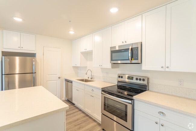 1 BR, 1 BA - 700 SF
