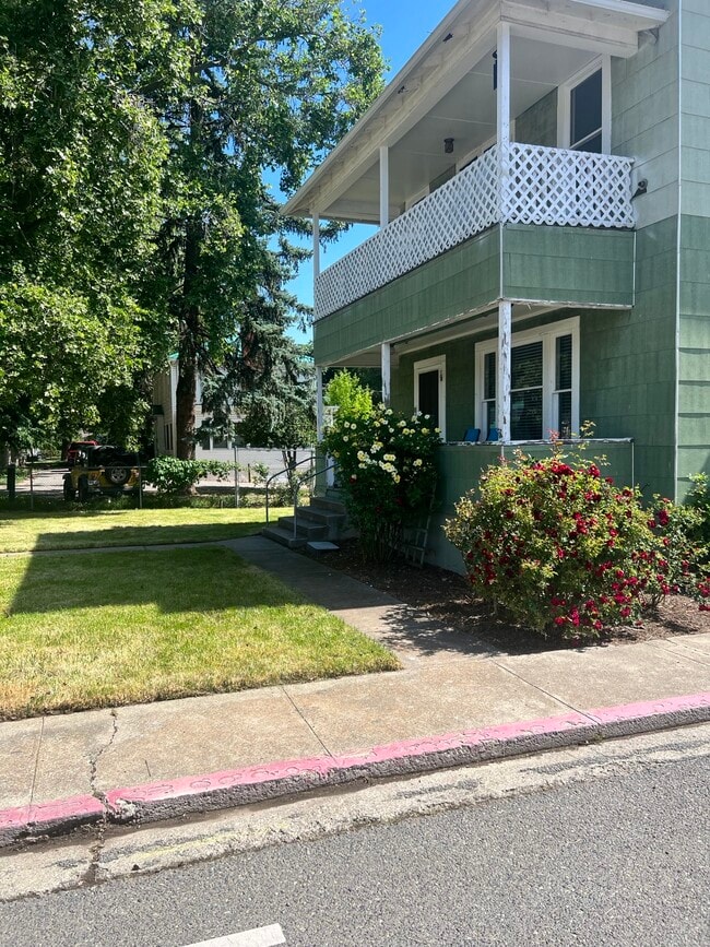 fron Yard - 404 N Main St Unit A