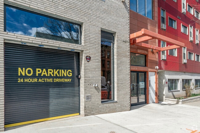 Building Entrance - 58 Vanderbilt Ave