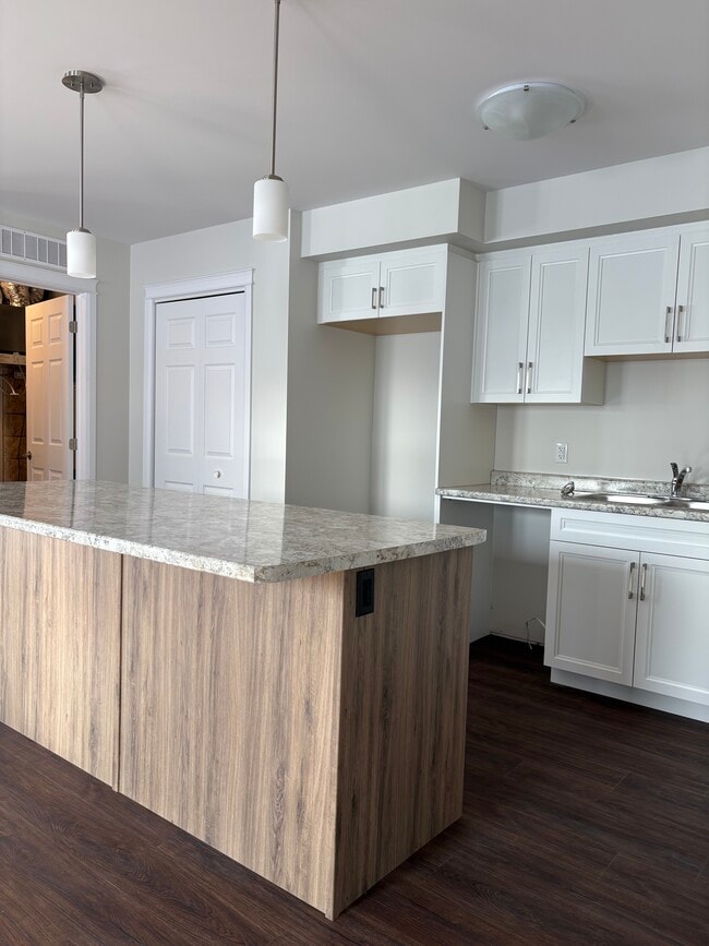 Photo - 303 Kooiman Av