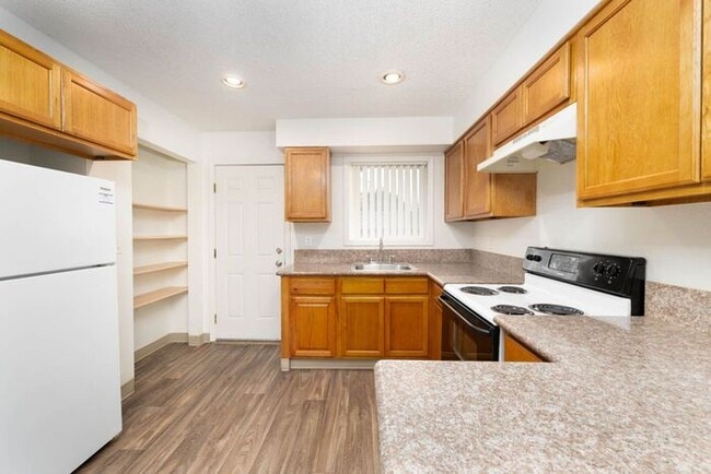 Building Photo - 2 bedroom unit close to downtown Gresham!!