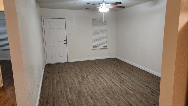 La sala de estar es más grande de lo que parece en la foto. Persianas nuevas de imitación madera en todas las ventanas.
