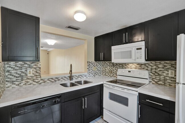 Building Photo - Townhouse with 2 Beds, 2.5 Baths, In-Unit Washer/Dryer