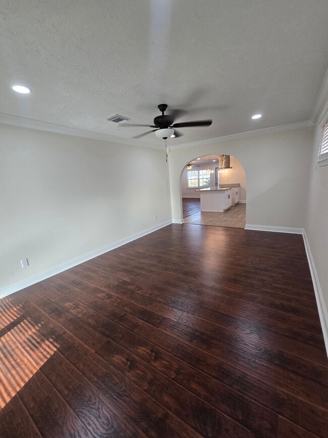 Photo - 719 Burke Rd