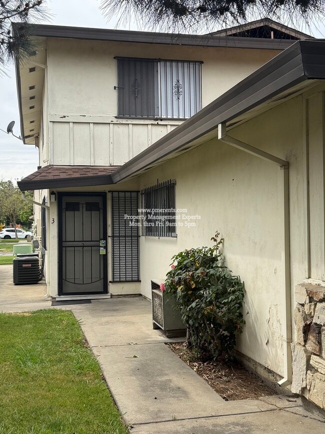 Building Photo - 1331 Pinetree Dr Unit 3