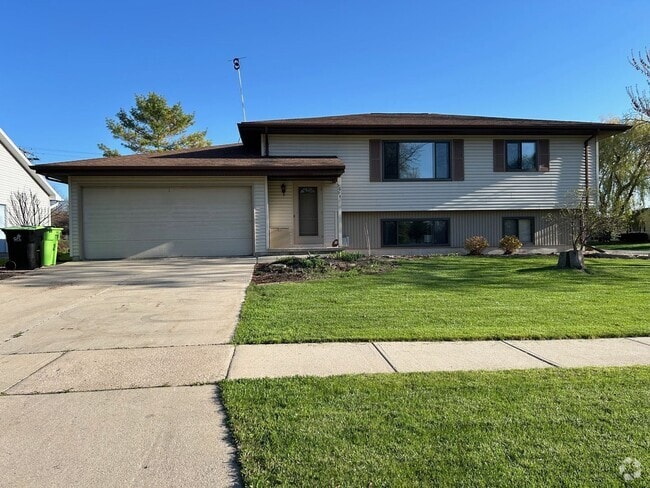 Building Photo - 3 Bedroom 2 Bath 2 Car Garage Rental