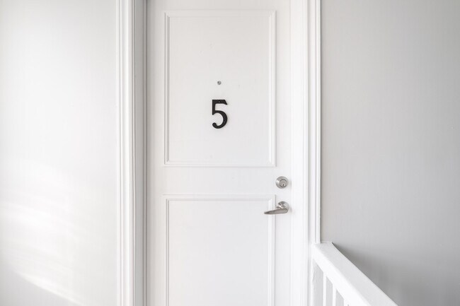 Photo - 2 Bedroom Unit in Small walk up Unité 5