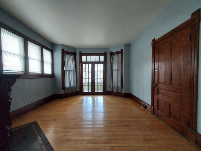 Photo - Large Main floor Duplex (1 Bed) Close to Uptown