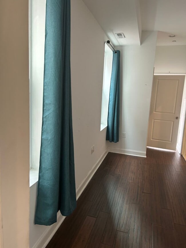 Building Photo - Beautiful 2 bedroom, 2 bathroom apt (Sec 8 voucher 2 ) Unit 3