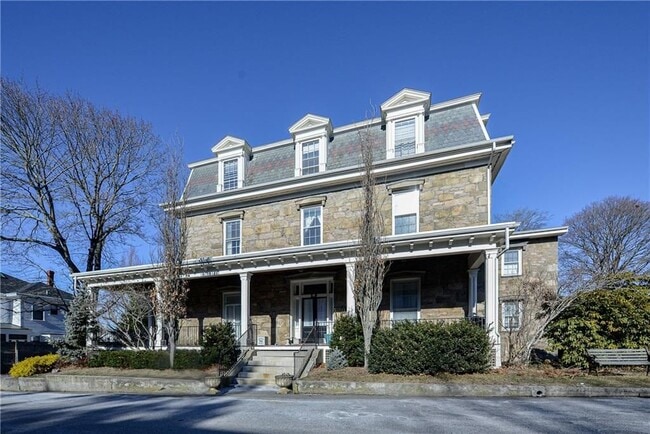 Building Photo - 10 Pell St Unit 3B