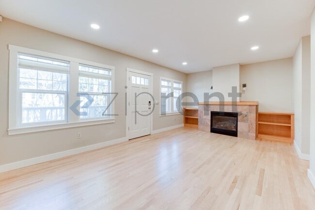 Photo - 2225 Eastlake Ave E