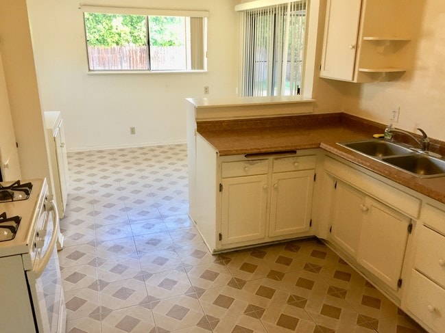 Cocina y lavandería - 17619 Martha St