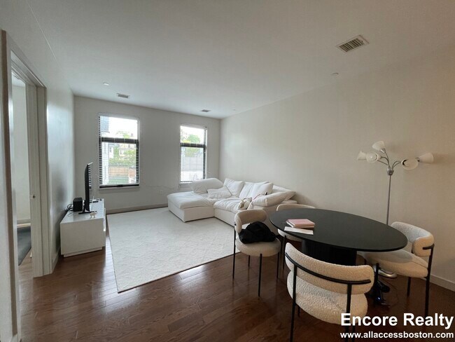 516 Harvard St Unit 204