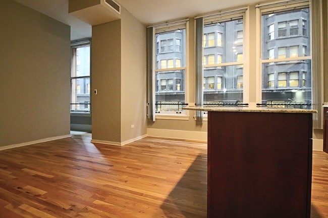 Photo - 339 S Dearborn St