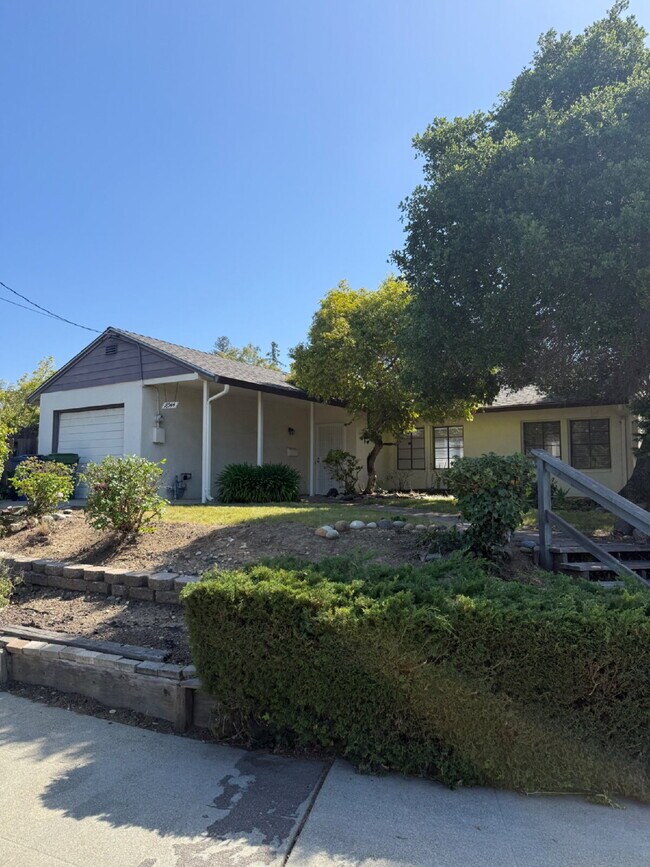 Building Photo - Beautiful 2-bedroom, 1-bathroom home in Castro Valley