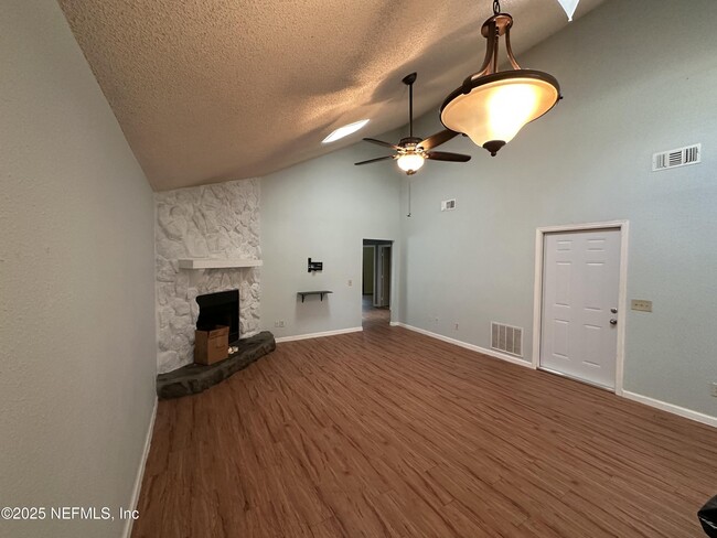 Photo - 1855 Alberta Ct N