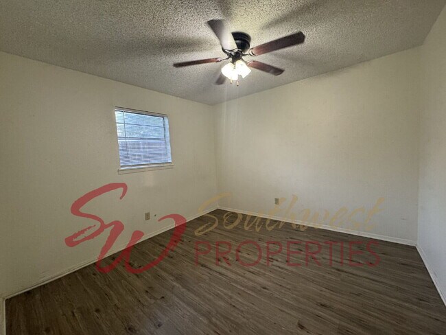 Photo - Move in Ready 2 bedroom 1 bath apartment -... Unit Apt 3