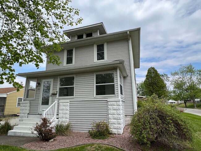 Three bedroom two and a half bath home for... - Three bedroom two and a half bath home for...