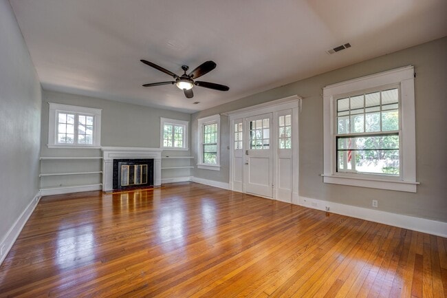 Building Photo - Freshly Updated 3 Bedroom House