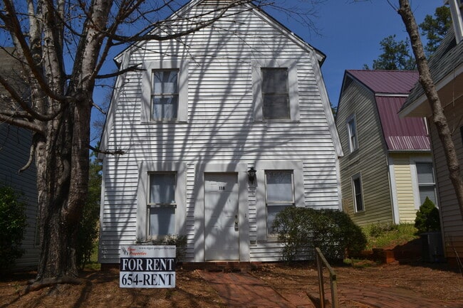 Building Photo - 2 Bedroom House in Central Available Fall 2026