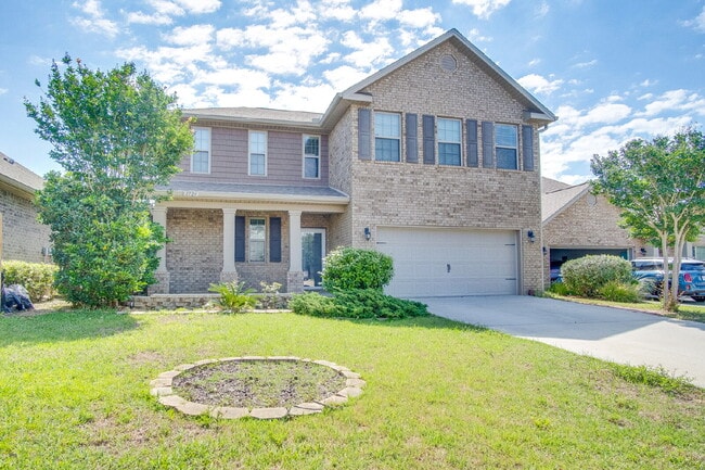 Building Photo - Highly desired 4/2.5 Gulf Breeze Home with hot tub!