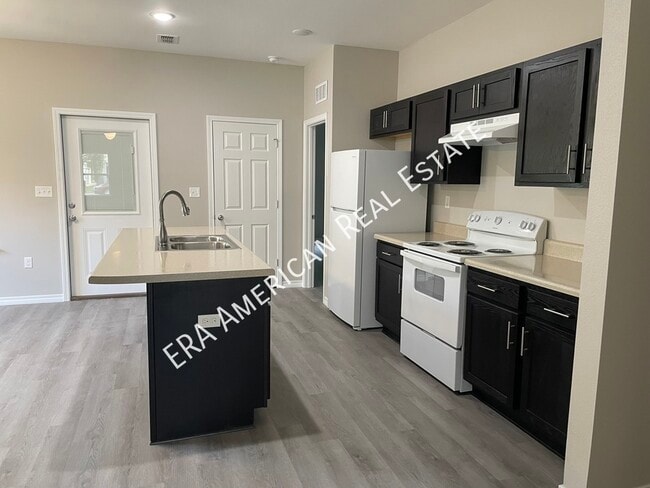 Photo - 709 Robinson Ave E