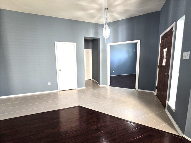 Building Photo - 15523 Clear Valley Dr