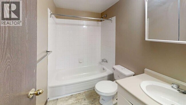 Photo - 5117-5144 44 St
