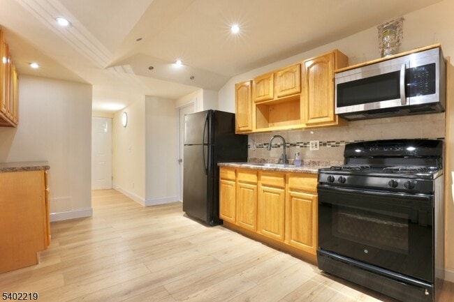 Photo - 859 Lafayette St