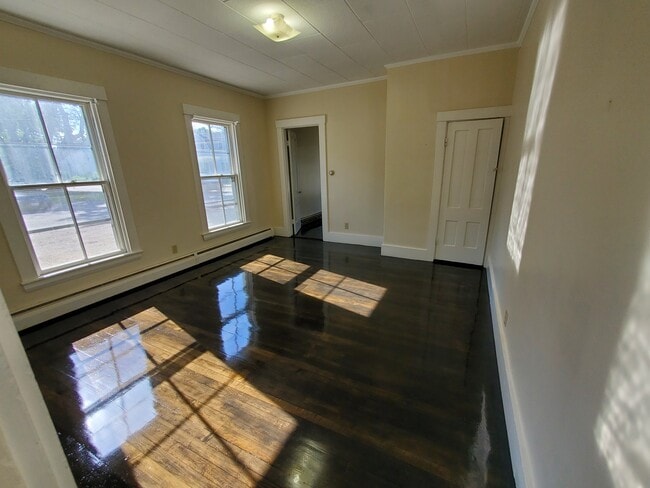 Living room gets morning sun - 484 Main St