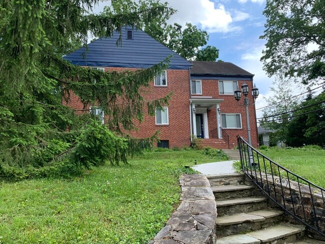 Front - 2207 Sulgrave Ave Unit 2