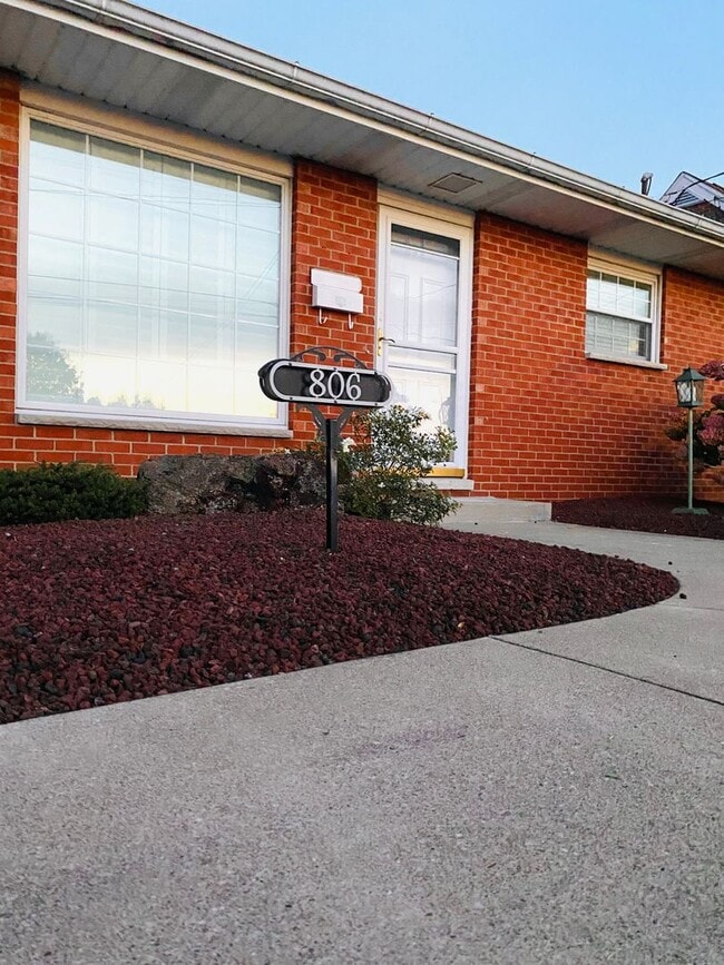 Building Photo - Beautiful Brick in Belpre! Rental