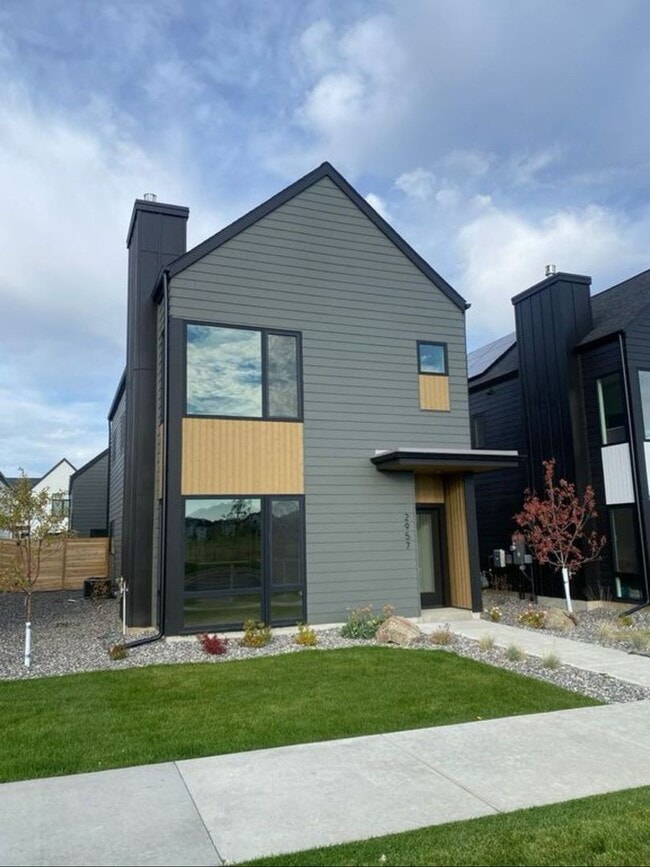 Photo - Single Family HOME with 3 Bedrooms 2 1/2 Bathrooms - Where Mountains meet you at upscale living!