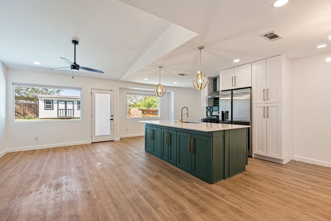 Photo - 5200 King Charles Dr