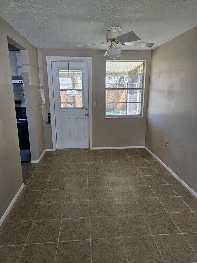 Photo - Bright & open 1 bedroom, 1 bath with scree...