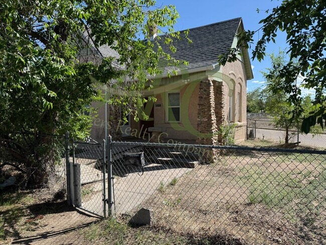 Building Photo - 523 E Adams Ave