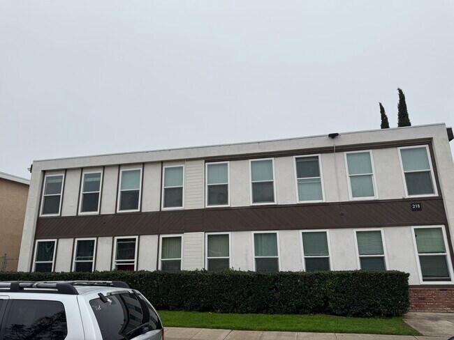 Photo - 218 W Wilson Ave Apartments
