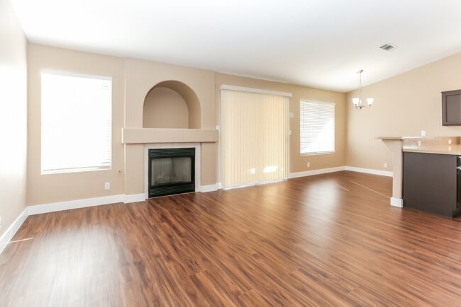 Photo - 925 Sunnyfield Way