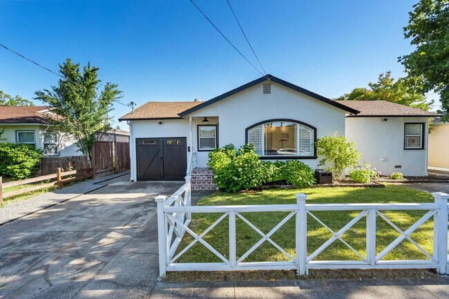 Photo - Updated 3 bedroom 2 bathroom single family home within walking distance to the Sonoma Town Square...