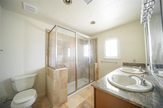 Photo - 13927 Lynnwood Ln