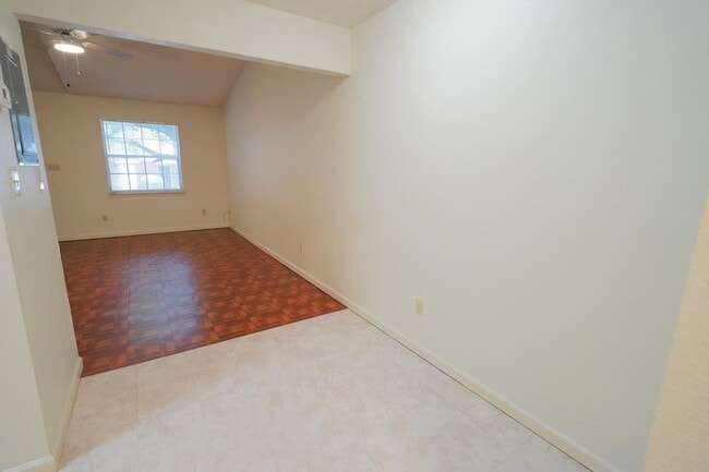 2335 Parrot Ln