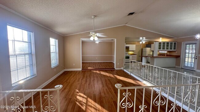 Photo - 301 Nesbitt St