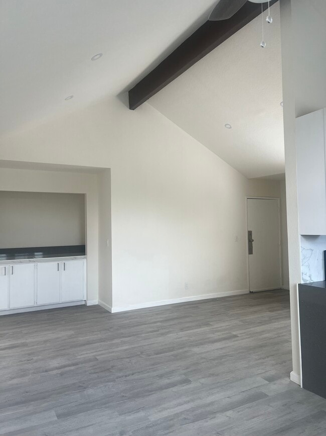 Photo - 3250 Andrita St