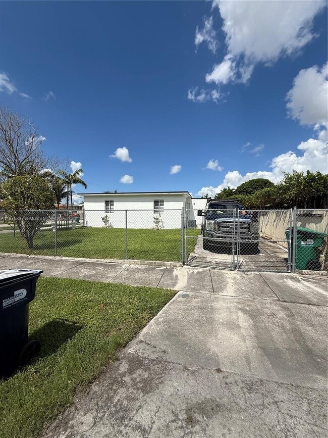 Photo - 2445 SW 90th Ave Unidad 1