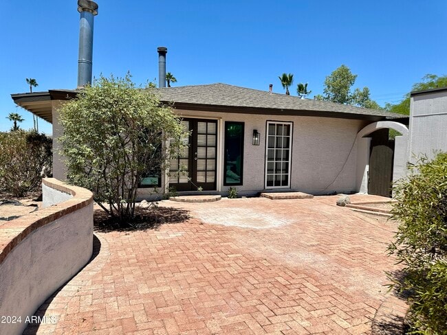 5634 E Wilshire Dr