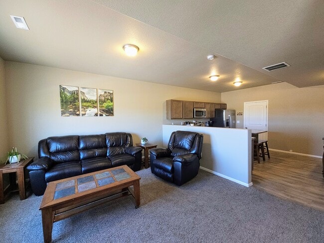 Photo - 7632 Spruce Pne Grv