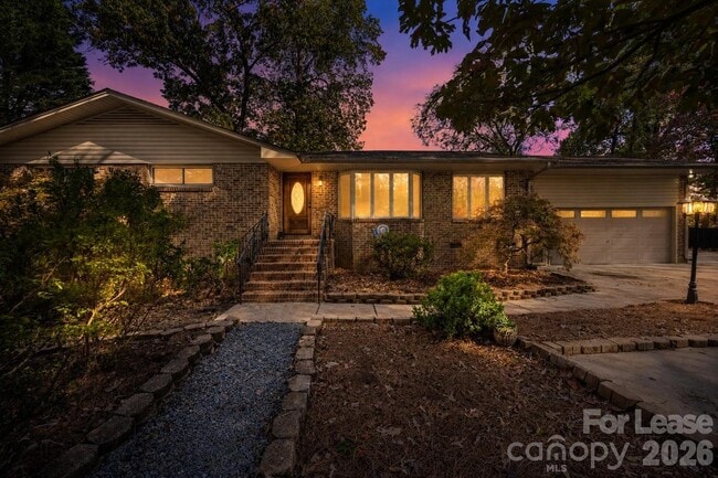 Building Photo - 203 Ewing Dr
