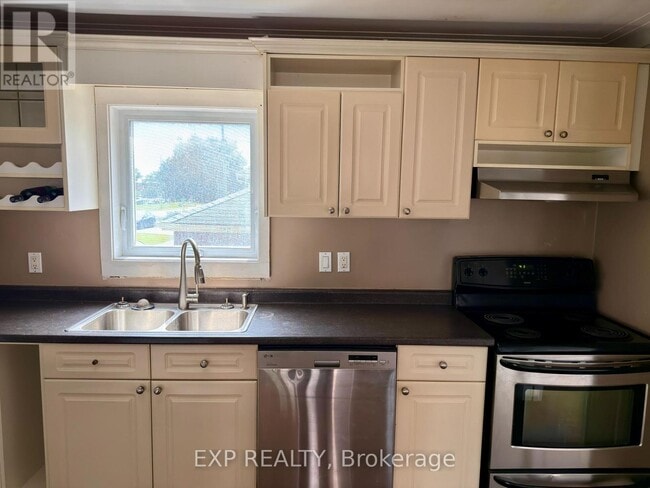 Photo - 1168 Oxford St E