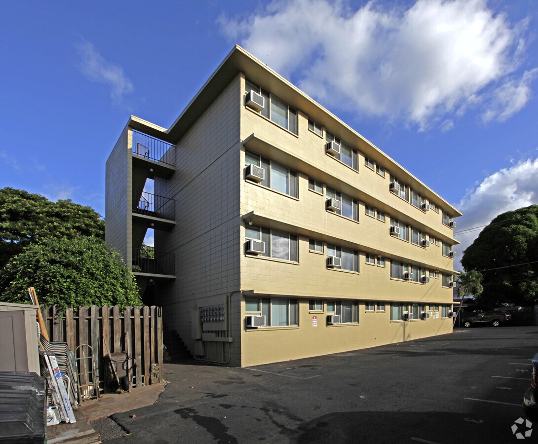 Photo - Lahaina Crossroads Apartments